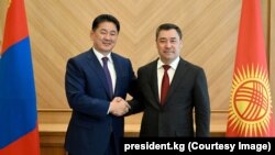 Кыргызстандын президенти Садыр Жапаров менен Монголиянын президенти Ухнаагийн Хурэлсух.