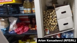 Brojne namirnice, neke na policama, a druge u frižideru neočišćene od leda.