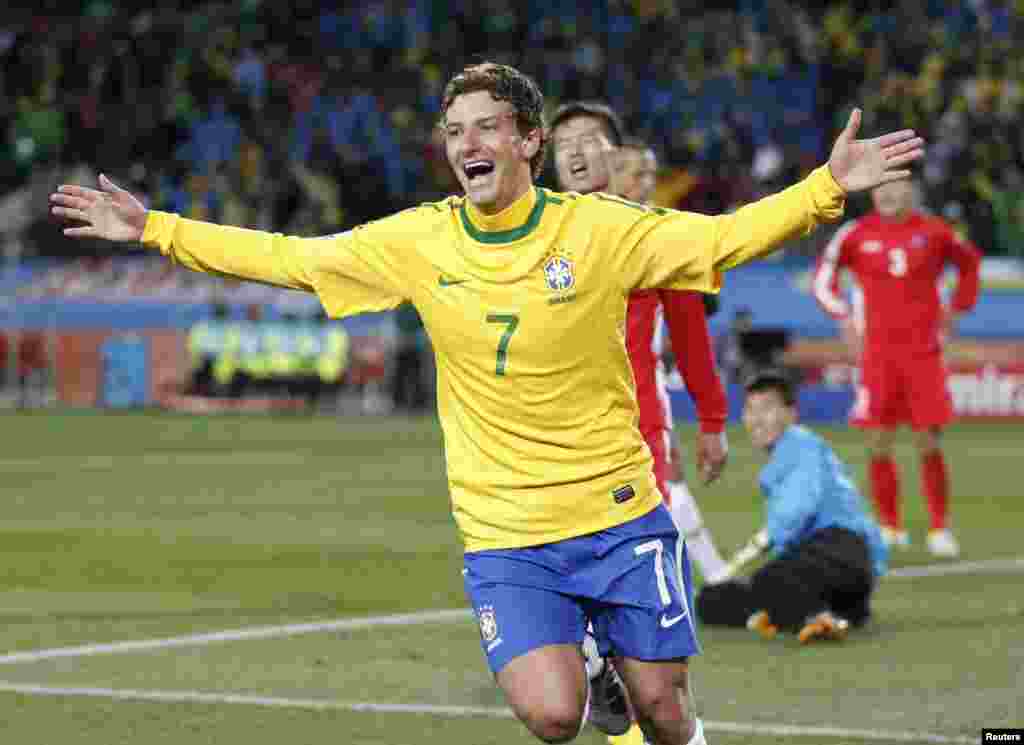 South Africa -- Brazil's Elano celebrates his goal during a 2010 World Cup Group G soccer match at Ellis Park stadium in Johannesburg,15Jun2010 - Brazil's Elano celebrates his goal during the 2010 World Cup Group G soccer match against North Korea at Ellis Park stadium in Johannesburg June 15, 2010. REUTERS/Siphiwe Sibeko (SOUTH AFRICA - Tags: SPORT SOCCER WORLD CUP)
