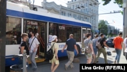 Oameni cu mască într-o stație de transport public, 13 iulie 2020