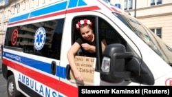 Varsói tüntető 2021. szeptember 11-én. 