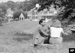 Un doctor și un pacient se află la centrul Renfrew din Philadelphia, Pennsylvania în 1985. Centrul Renfrew este prima instituție privată de tratament rezidențial din SUA destinată exclusiv persoanelor care suferă de anorexie nervoasă, bulimie și BED.