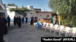 В день похорон в доме Максудджона Мухаммадджонова в джамоате Унджи Согдийской области 