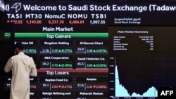 Prețul petrolului s-a prăbușit cu aproape 30%