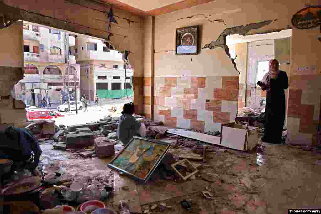 Këta persona shikojnë dëmet në shtëpinë e tyre më 29 maj, 2021, një javë pas arritjes së armëpushimit në Gaza, ku Izraeli dhe Hamasi i dhanë fund konfliktit 11-ditor.