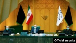 Иран - Претседателот на Парламентот (центар) Мохамад Бакер Калибаф, заедно со двајца членови на Президиумот на иранскиот Парламент. 2020 година.