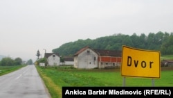Dvor, travanj 2011