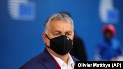 Orbán Viktor miniszterelnök az EU brüsszeli csúcstalálkozójára érkezik 2020. október 2-án.