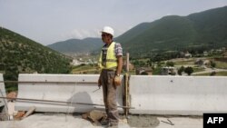 Një punëtorë në autostradë në Kosovë...