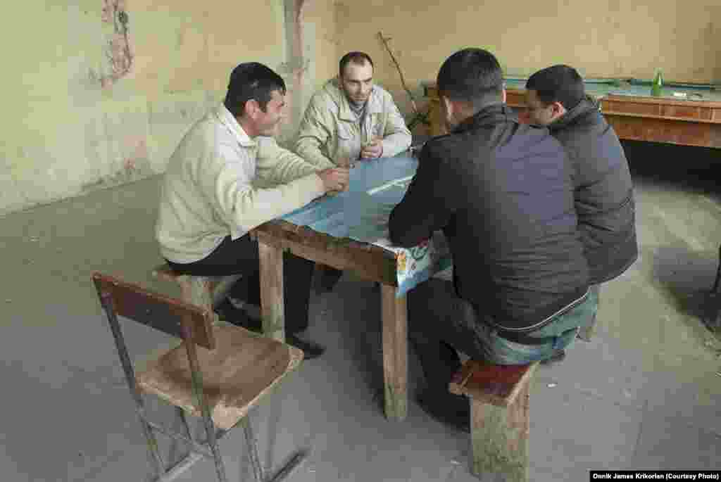 Местный карьер, где добывался строительный камень, закрылся. Многие мужчины из армянских семей уезжают на заработки в Ереван (Армения), а их азербайджанские соседи перебираются в Баку (Азербайджан).&nbsp; 