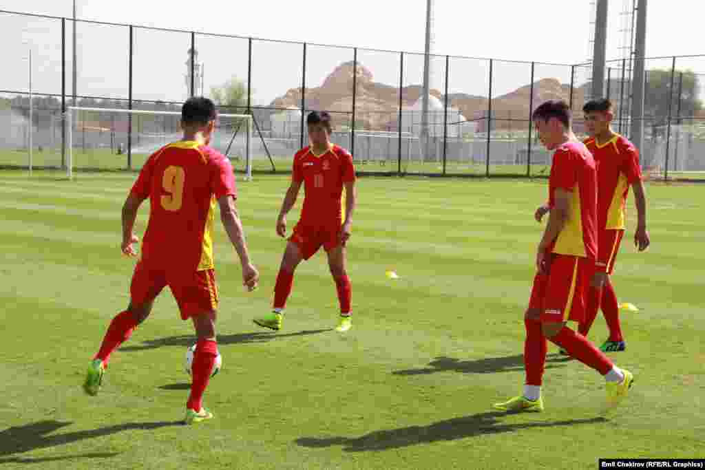 Утренние и вечерние тренировки проходят на стадионе&nbsp;&laquo;Халифа Бин Зайед&raquo; (Khalifa Bin Zayed stadium).&nbsp;