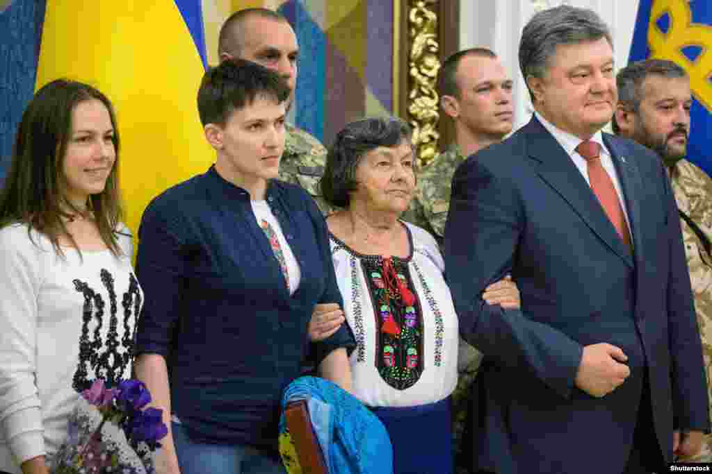 Надежда Савченко с матерью и сестрой во время встречи с президентом Украины Петром Порошенко.