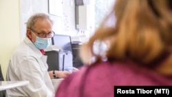 Kincses Zoltán orvos az oltásról tájékoztat egy nőt, mielőtt beoltják az orosz Szputnyik V koronavírus elleni vakcina második adagjával a Békés Megyei Központi Kórház, Dr. Réthy Pál Tagkórház egyik oltópontján Békéscsabán 2021. június 7-én