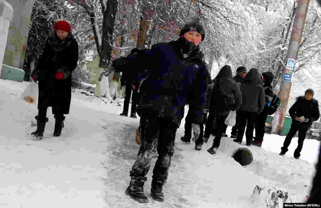 Снегу рады только дети...