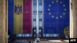 Флаги Молдовы и Евросоюза на зданиях правительства в Кишиневе. 26 сентября 2025 года
