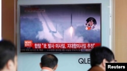 Түштүк Кореялыктар Түндүк Кореянын ракеталык сыноосу тууралуу жаңылыкты угушууда. Сеул, 8-июнь, 2017-жыл. 