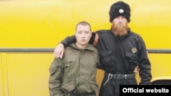 The head of the nationalist Serbian Wolves organization, Aleksandar Sindelic (right), has been recorded telling a political scientist that he had ties with the Russian Defense Ministry (file photo).