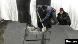 Повреждена правая нога и пьедестал памятника Ленину в Донецке. 27 января 2016