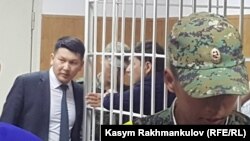 Бывший премьер-министр Сапар Исаков и его адвокат Замир Жоошев.