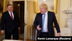 Майк Помпео (ліворуч від Бориса Джонсона) схвально відгукується про рішення Великої Британії відмовитися від обладнання Huawei