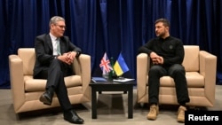 Прем’єр-міністр Великої Британії Кір Стармер (ліворуч) зустрічається з президентом України Володимиром Зеленським під час 79-ї Генеральної асамблеї ООН у штаб-квартирі Організації Об’єднаних Націй у Нью-Йорку, США, 25 вересня 2024 року