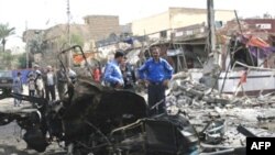 انفجارها همزمان با گردهم آمدن قربانیان برای اقامه نماز عید فطر در دو مسجد بغداد رخ داد. (عکس: AFP)