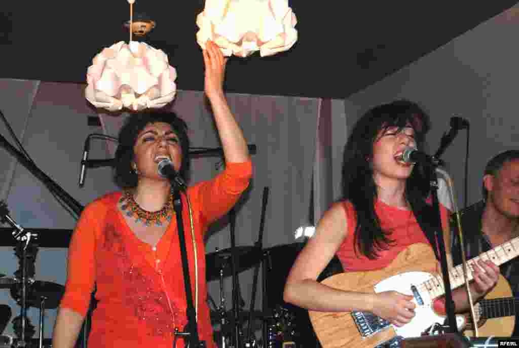 ملودی به شدت جدی برنامه رو اجرا می کرد، یعنی همه رو جدی گرفته بود که نشون دهنده اخلاق حرفه ایش بود.