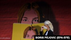 Egy maszkot viselő járókelő Montenegróban.