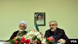 میرحسین موسوی (راست) و مهدی کروبی