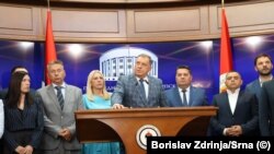 Milorad Dodik sa zvaničnicima iz RS u institucijama BiH, te funkicionerima RS nakon što mu je izrečena presuda, 1. avgusta 2025.
