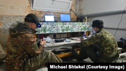 Українські військові контролюють роботу дронів на Покровському напрямку, фото ілюстративне