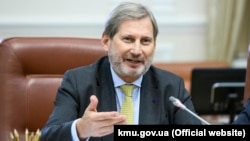 Європейський комісар Йоганнес Ган на зустрічі з прем'єр-міністром України Володимиром Гройсманом, Київ, 9 листопада 2018 року 