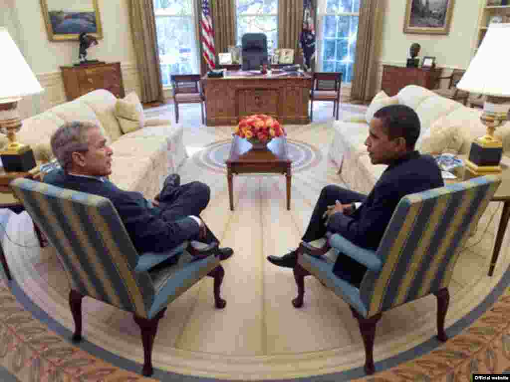 Дж. Буш та новообраний президент Барак Обама - Зустріч двох президентів в Овальному кабінеті у Білому Домі 10 листопада 2008 року.