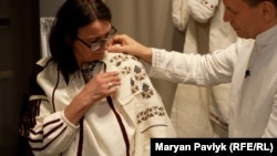 Юрій Мельничук показує свою колекцію вишиванок журналістці Радіо Свобода Галині Терещук