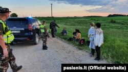 Одна з груп затриманих на білорусько-литовському кордоні нелегальних мігрантів. Значна більшість їх – громадяни Іраку