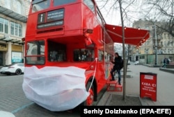 Utcai kávézó Kijevben. A koronavírus-járvány az ukrán idegenforgalmat is romba döntötte.