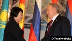 Кыргыз президенти Казакстандын жетекчиси Нурсултан Назарбаев менен жолугушууда, Астана, 5-июль.