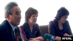 Облыстық білім басқармасының бастығы Темірғали Әбілмәжінов (сол жақта), қала әкімінің орынбасары Ғалия Балтабаева (орта), қалалық білім басқармасының Гүлжан Алтынбекова (оң жақта) №2 мектептің жабылмайтындығы туралы шешімді хабарлады. Петропавл қаласы.