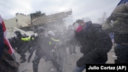 6 ianuarie 2021, Washington. Suporterii lui Donald Trump încearcă să spargă un cordon de poliție