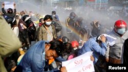 Napok óta kitartanak a tüntetők Mianmarban