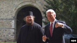 Вице-президент США Джо Байден в одном из монастырей в Косово