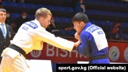  Сүрөттө 66 килограммга чейинки салмакта күч сынашкан дзюдочулар Кац Натан (Автралия) жана Байбол Саламат уулу (Кыргызстан). 6-апрель, 2021-ж. Бишкек. 