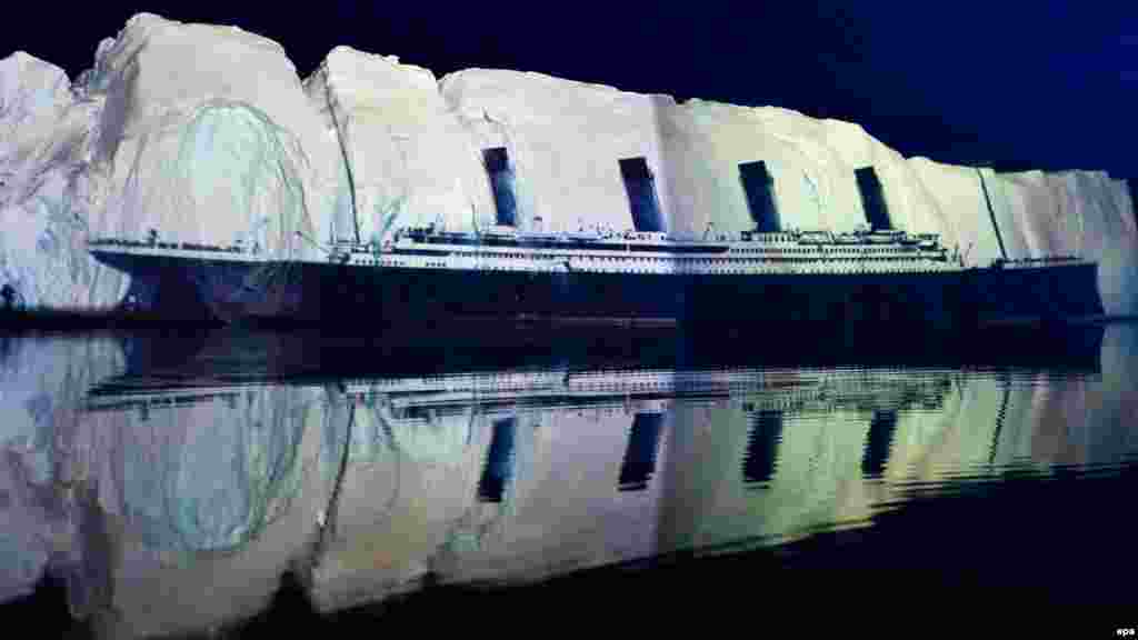 Imazhi i &quot;Titanikut&quot; i projektuar af&euml;r nj&euml; ajsbergu 500 metra t&euml; gjat&euml;, bregdeti i Grenland&euml;s, m&euml; 13 prill 2012 nga artisti Geri Hofstetter. 