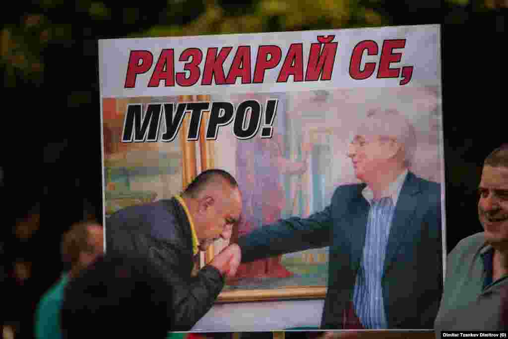 Демонстрант носи транспарент во Пловдив.