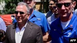 Стив Уиткофф (слева) на встрече с родственниками израильских заложников, Тель-Авив, 2 августа 2025 года