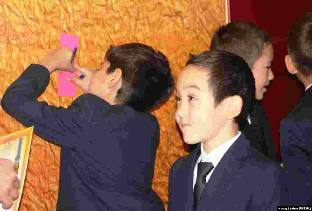 Дети записывают расписание уроков. 