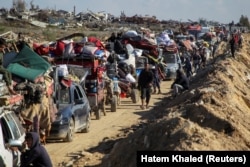 Palestinezë të zhvendosur në jug me urdhër të Izraelit gjatë luftës presin që automjetet e tyre të kontrollohen nga komiteti i Egjiptit dhe Katarit ndërsa kthehen në shtëpitë e tyre në pjesën veriore të Gazës, pranë Gazës Qytet, më 27 janar.