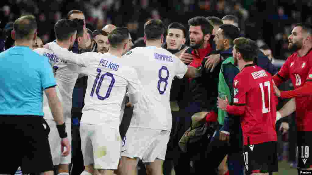 Тайм завершился стычкой игроков с участием запасных и двумя удалениями последних