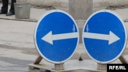 Ученики надели на себя форму автоинспекторов и стали помогать работникам ГАИ на сухумских улицах