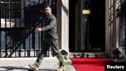 „Este un moment istoric”, i-a spus premierul britanic Starmer vineri lui Zelenski, care a plecat de la Downing Street 10 asigurat de tot sprijinul Londrei împotriva invaziei ruse. 